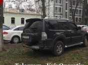 "А что, так можно было?!" Парковка чиновников в центре Киева разозлила сеть (фото)