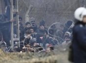 Камни против слезоточивого газа: мигранты штурмуют границу ЕС в Греции (Фото)