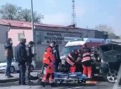 Кусок авто остался висеть на столбе после новой жуткой аварии в Одессе (фото и видео)