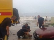 Шторм на курортах Азовского моря: спасатели вытащили 36 авто