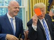 Президент ФИФА вручил Трампу желтую и красную карточки