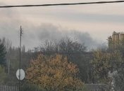 Стовп диму через сильну пожежу на околиці Донецька видно здалеку