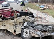 "Москвич" и Renault ритуальной службы устроили смертельное ДТП на Новоирпенской трассе: эксклюзивные детали и фото аварии