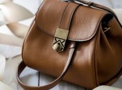 Кожаная сумка требует правильного ухода (изображение создано с помощью ИИ)