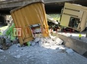 Фура с пеноблоками столкнулась с легковушкой и парализовала движение в Киеве: эксклюзивные фото и видео момента