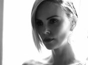 Шарлиз Терон показала свои стройные ножки