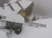 В Карпаты вернулась зима: горнолыжный курорт замело снегом 