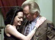 Папа Анджелины Джоли узнал об операции дочери из СМИ