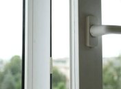 Девочка-подросток чудом не разбилась насмерть, пытаясь освежиться в жару у окна