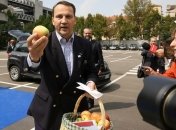 МИД Польши Сикорский в Милане раздал журналистам польские яблоки