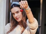 Алессандра Амбросио похвасталась формами в новой фотосессии