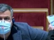 "Слуга народа" рассматривал фото голой женщины во время заседания Рады (видео)
