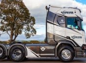 Что делают с груженой под завязку фурой глупость и гравитация (Видео)