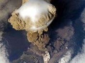 Ученые сняли видео извержения вулкана с орбиты планеты