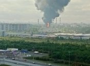 В Петербурге вспыхнула нефтебаза, слышны звуки взрывов: фото и видео