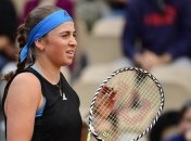 Теннисистка на Уимблдоне попала подачей в соперницу и выиграла очко (Видео)