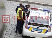 Опыт не пропьешь: патрульные вскрыли авто полиции линейкой прямо у стен Верховной Рады (фото)