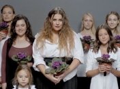 Биологи выяснили, какой цветок на самом деле сняла в своем клипе KAZKA 