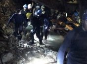 Смелое спасение детей из затопленной пещеры "морскими котиками" (Видео)