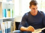 Мужчины читают меньше, чем женщины