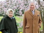 Появились новые официальные фото Елизаветы II с первым наследником престола