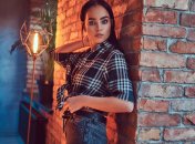 Рубашка в клетку подходит не только к джинсам