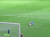 2-летний сын игрока ''Челси'' покорил ворота и болельщиков (Видео)