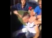 Еще одного чиновника запихнули в мусорный бак (Видео)