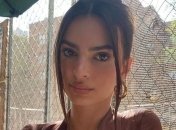 Емілі Ратаковскі вирушила на прогулянку в трендовому образі