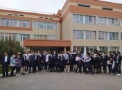 И девочки, и мальчики облачились в юбки в знак протеста против сексизма в школе