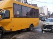 Под Киевом авто врезалось в маршрутку с пассажирами