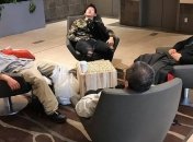 Максимальная концентрация страданий: мужчины, которые ждут своих любимых в магазине