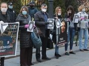 Под Офисом президента родственники пленных требовали встречи с Зеленским