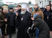 Митрополит прощается с верующими