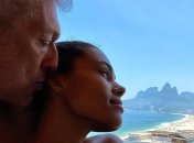 На лодке у берегов Рио-Де-Жанейро: Тина Кунаки похвасталась фигурой в бикини