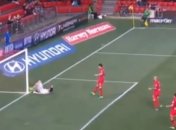 Вратарь жутко столкнулся со створом ворот (Видео)