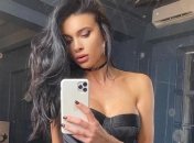 Жена украинского футболиста засветила грудь в мини-платье (фото)