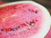 Летний салат с арбузом и баклажаном: вкусный и легкий в приготовлении рецепт