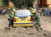 Наводнение в Колумбии: потоки воды и грязи сметали автомобили (Фото)