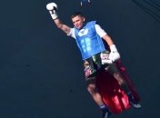 Украинский Супермен: Беринчик эффектно спустился на ринг перед боем с Симионом (видео)