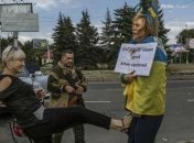 В МВД пообещали найти и наказать негодяев, издевавшихся над патриоткой в Донецке