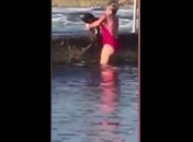 Австралийка выпустила в океан метровую акулу, которую поймала руками (Видео)