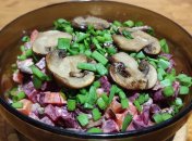 Салат з буряка, квасолі та грибів