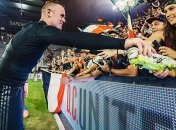 Руни после матча подарил бутсы юным болельщикам (Видео)