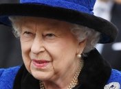 Насыщенный синий: Елизавета II появилась на светском мероприятии