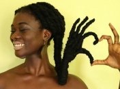 Девушка создает из своих волос странные скульптуры (Фото)