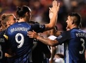 Ибрагимович показал, как "доставляет" мячи на Луну (Видео)