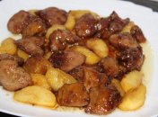 Карамелізована печінка з яблуками