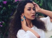 Анетти из "Холостяка" заинтриговала снимком в бассейне с красавчиком