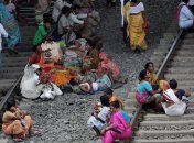 В Индии 300 тысяч человек застряли в поездах 